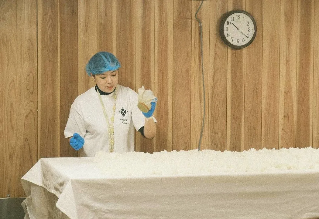 釀酒團的成員在酒造裡一起動手做酒