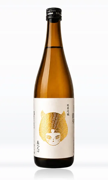 2026 藏人之心 純米吟釀:茶色酒瓶,白色酒標上是燙金的貓臉插畫